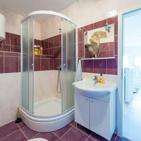 With A Swimming Pool アパート