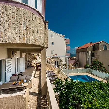 With A Swimming Pool Apartman Mlini